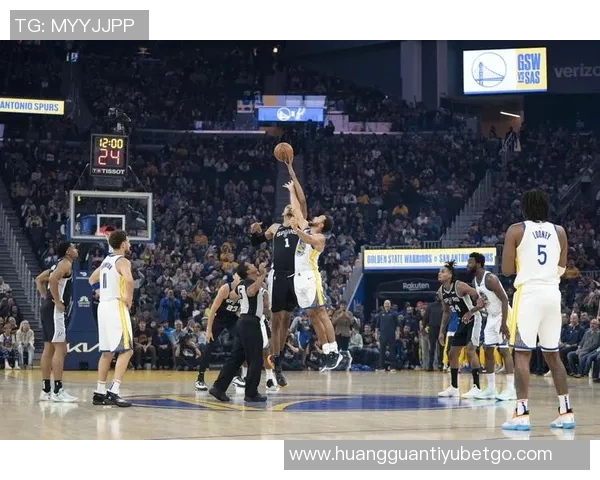 维金斯突破禁区高打板文班亚马展现超凡身高送出精彩钉板大帽