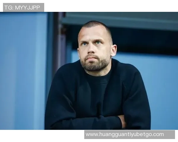 阿贾克斯主帅海廷加因欧冠全败及荷甲低迷表现被解职